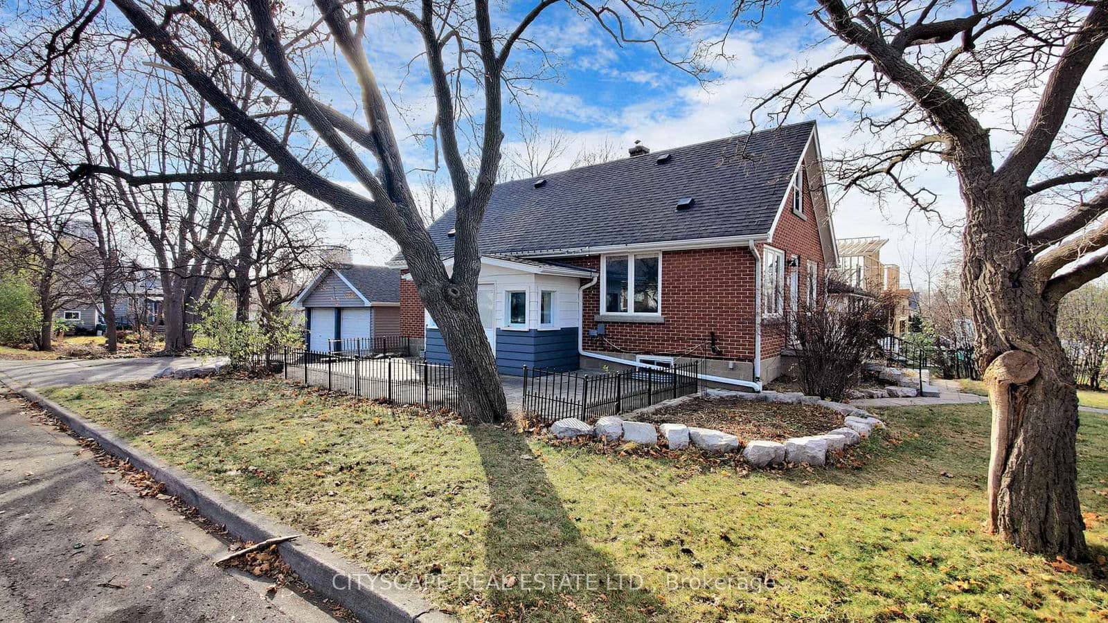 39 Woodward Avenue, Brampton, ON L6V 1K2 - photo 3 of 41