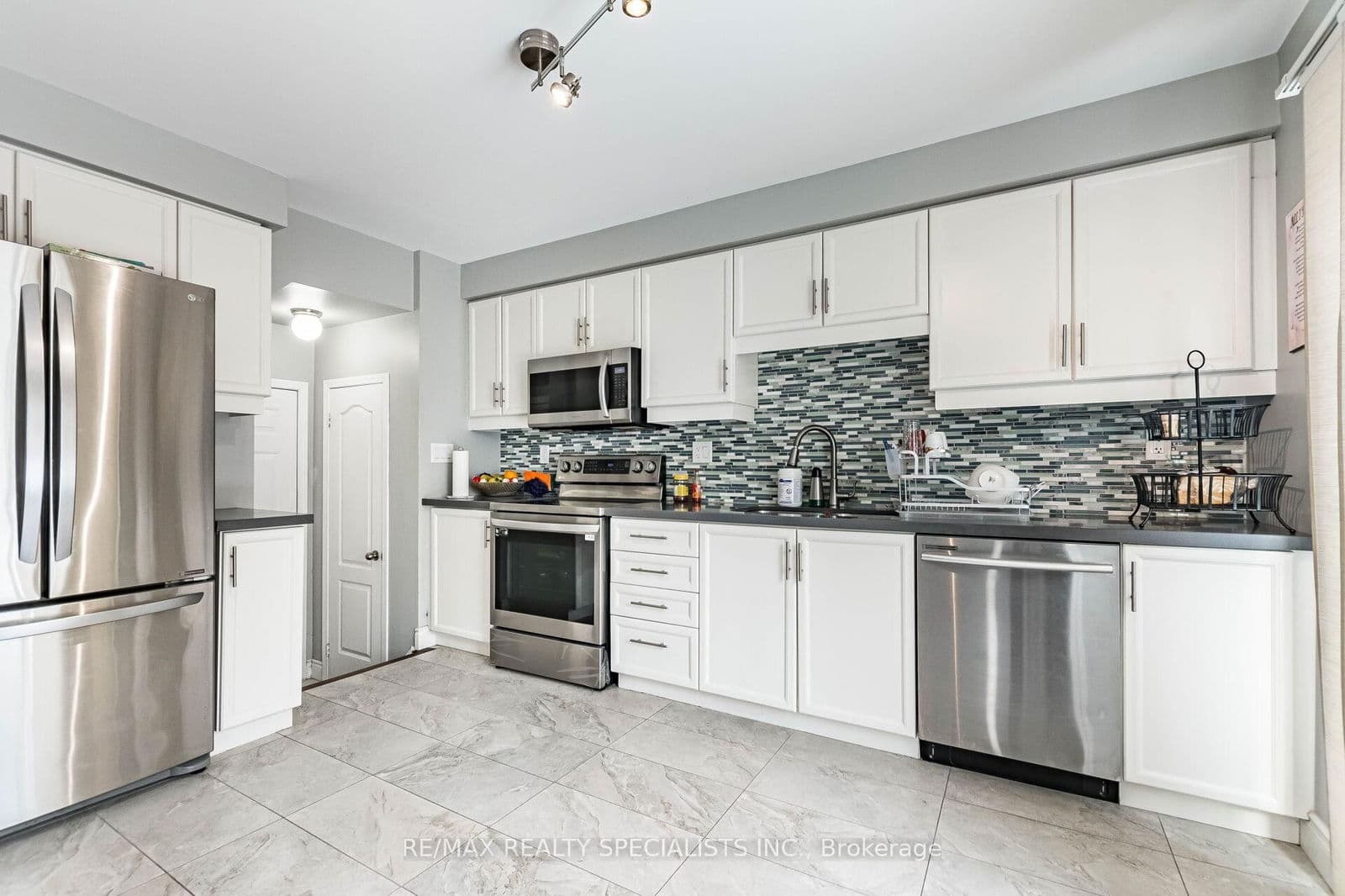 618 Hamilton Crescent, Milton, ON L9T 6G9 - photo 12 of 37