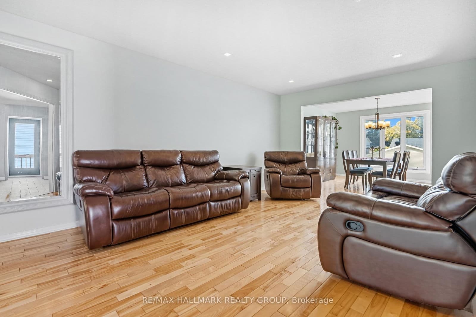 1354 Gaultois Avenue, Ottawa, ON K1C 3G6 - photo 7 of 33